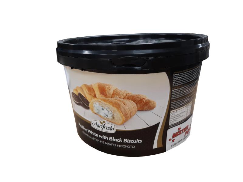 Weiße Praline mit schwarzen Keksstücken.